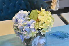 テーブルの上にはお花が飾られています。 (2020-11-19,共用部,LIVINGROOM,1F)