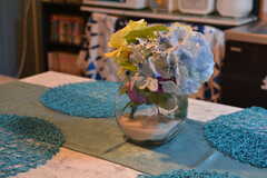 ブルーで統一された花も飾られています。(2022-12-16,共用部,LIVINGROOM,1F)