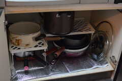 フライパンや鍋類はヒーター下に収納されています。(2022-12-16,共用部,KITCHEN,1F)