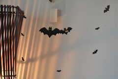 壁にはコウモリが飛んでいます。ハロウィンの名残？(2022-12-16,共用部,LIVINGROOM,5F)