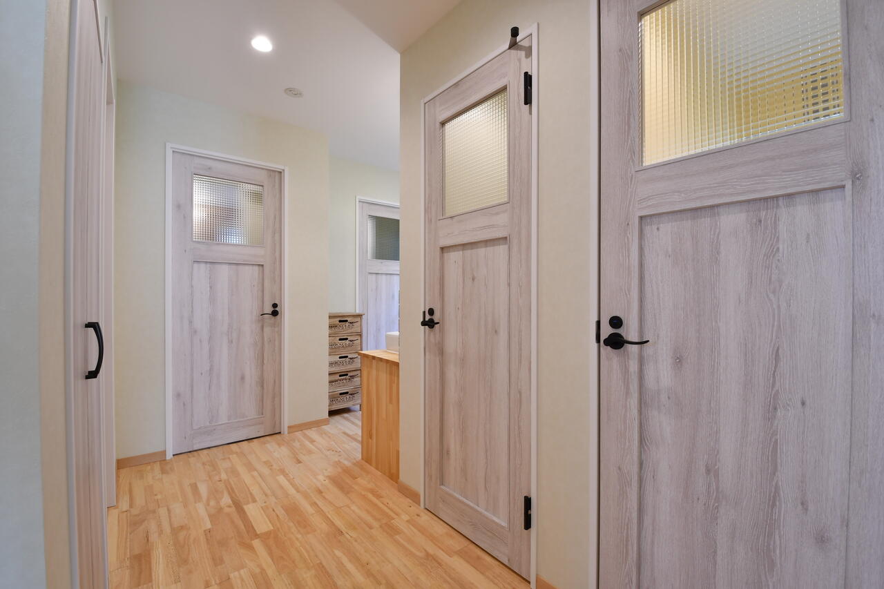 廊下の様子2。手前の2つのドアがトイレ、突き当たり左手がバスルーム、突き当たり右手がシャワールームです。|2F その他