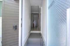 正面玄関から見た内部の様子。突き当りを左右に行くと、専有部が並んでいます。(2012-09-13,周辺環境,ENTRANCE,2F)