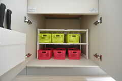 シンクの下の収納の様子。各専有部ごとに調味料などを入れることができるボックスが用意されています。(2012-09-13,共用部,KITCHEN,1F)