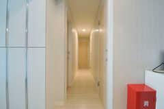 靴箱脇の廊下の様子。左手前のドアから時計まわりの順番で、201～205号室が並んでいます。(2012-09-13,共用部,OTHER,2F)