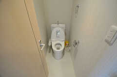 ウォシュレット付きトイレの様子。(2012-09-13,共用部,TOILET,2F)