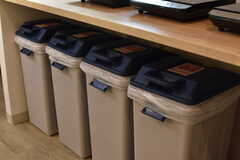 オーブントースターの下のスペースに分別式のゴミ箱が置かれています。(2018-01-31,共用部,KITCHEN,1F)