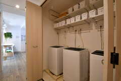 洗濯機は3台設置されています。洗濯機の上は各専有部に収納ケースが用意されています。(2018-01-31,共用部,LAUNDRY,1F)
