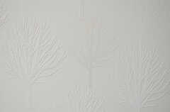 様々な種類の壁紙が使われています。こちらは凹凸のあるツリーのシルエット。(2012-12-21,共用部,LIVINGROOM,1F)