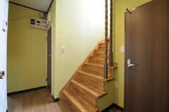 階段の両側にはトイレがあります。(2012-12-21,共用部,OTHER,1F)