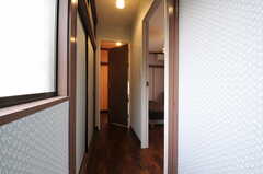 廊下の様子2。右手が205号室、正面が206号室です。(2012-12-21,共用部,OTHER,2F)