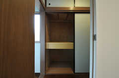 廊下を挟んだ向かい側の収納が使用できます。収納には鍵が付いています。（205号室）(2012-12-21,専有部,ROOM,2F)