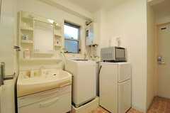 フロアごとに洗面台と洗濯機、冷蔵庫が設置されています。(2014-03-05,共用部,OTHER,3F)