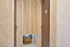 男女兼用のシャワールームは各フロアに2室ずつ設置されています。(2019-01-17,共用部,OTHER,1F)