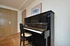 ピアノが置かれています。オーナーさんが使っていたものだとか。(2015-01-29,共用部,LIVINGROOM,4F)
