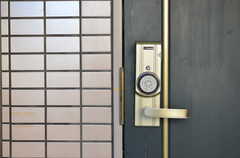 玄関の鍵はカード式です。(2012-12-24,周辺環境,ENTRANCE,1F)