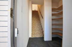 正面玄関から見た内部の様子。すぐに階段を上がります。(2012-12-24,周辺環境,ENTRANCE,1F)