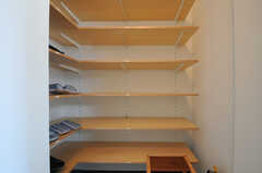 靴箱の様子。部屋ごとに置く場所が決まっています。(2012-12-24,周辺環境,ENTRANCE,1F)