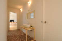 廊下に設置された洗面台の様子。奥にリビングが見えます。(2012-12-24,共用部,OTHER,3F)