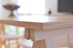 ダイニング・テーブルは集成材で造作されています。(2012-12-24,共用部,LIVINGROOM,3F)
