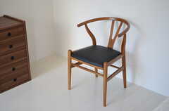 部屋ごとに個性的な椅子が用意されています。（201号室）(2012-12-24,専有部,ROOM,2F)