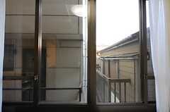 窓の外は建物が隣接しています。（201号室）（Fine）(2012-07-17,専有部,ROOM,2F)