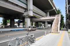 都営三田線・板橋区役所前駅からシェアハウスへ向かう道の様子。歩道橋があります。(2011-08-12,共用部,OTHER,1F)