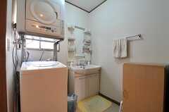 脱衣室の様子。洗面台と洗濯機、乾燥機が設置されています。(2014-04-01,共用部,BATH,1F)