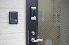 玄関ドアの様子。ダイヤル式のオートロックです。(2014-03-05,周辺環境,ENTRANCE,1F)