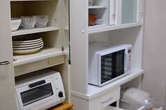 食器棚にはキッチン家電が置かれています。(2014-03-05,共用部,KITCHEN,1F)