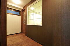 正面玄関から見た内部の様子。右手奥のドアの奥にリビングがあります。(2011-03-25,周辺環境,ENTRANCE,1F)