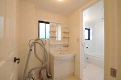 脱衣室に設置された洗面台の様子。(2011-03-25,共用部,OTHER,2F)