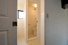 トイレの奥にはシャワールームがあります。(2011-03-25,共用部,OTHER,3F)
