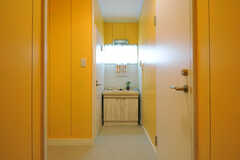 廊下の突き当たりには洗面台、洗面台脇にトイレがあります。(2012-05-25,共用部,OTHER,2F)
