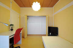 収納の様子。収納内部に照明が付いています。（205号室）(2012-05-25,専有部,ROOM,2F)