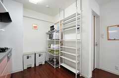 手前の棚は部屋ごとに使用できます。(2012-07-09,共用部,KITCHEN,1F)