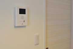 カメラ付きインターホンの受信器の様子。各部屋に設置されています。（101号室）(2012-07-09,専有部,ROOM,1F)