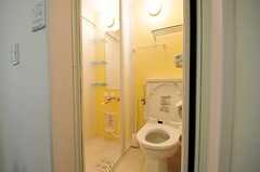 トイレの奥にシャワールームがあります。(2012-07-09,共用部,BATH,2F)