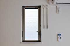 使用していない物干しハンガーは窓の脇に吊るします。（203号室）(2012-07-09,専有部,ROOM,2F)