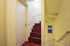 階段の様子。扉は204号室です。(2012-07-09,共用部,OTHER,2F)