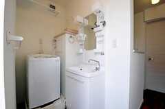 洗面台と洗濯機の様子。扉の先は301号室です。(2012-07-09,共用部,LAUNDRY,3F)