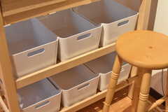 テーブルには専有部ごとに用意された収納ボックスが設置されています。(2019-03-01,共用部,KITCHEN,2F)