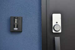 カメラ付きインターホンと玄関の鍵の様子。玄関の鍵は複製できないカード式です。(2019-04-23,周辺環境,ENTRANCE,1F)