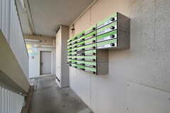 1Fの外廊下に各部屋の郵便受けが設置されています。(2023-03-15,共用部,OTHER,1F)