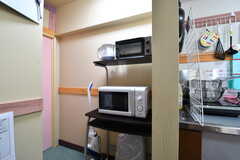 キッチンの脇の棚に電子レンジやオーブンとスターが置かれています。(2018-02-26,共用部,KITCHEN,3F)