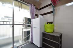 全室、冷蔵庫と炊飯器が用意されています。掃出し窓からベランダへ出ることができます。（201号室）(2018-08-07,専有部,ROOM,2F)
