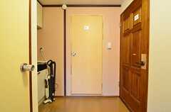 左手のドアがトイレ、奥がミニキッチンです。(2015-11-05,共用部,OTHER,4F)