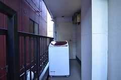 勝手口の前に洗濯機があります。(2015-11-05,共用部,LAUNDRY,2F)