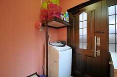 玄関に洗濯機が設置されています。(2014-01-07,共用部,LAUNDRY,1F)