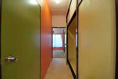 廊下の様子。左手の緑のドアが101号室、正面が102号室です。(2014-01-07,共用部,OTHER,1F)