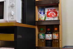 収納棚には共用の調味料が用意されています。調味料は補充してくれるとのこと。(2019-01-24,共用部,KITCHEN,1F)